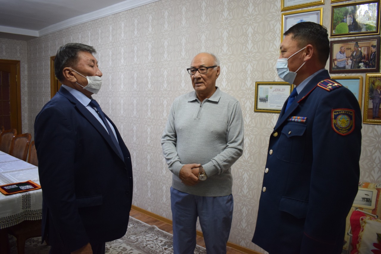 Полицейлер қарттарды құттықтады