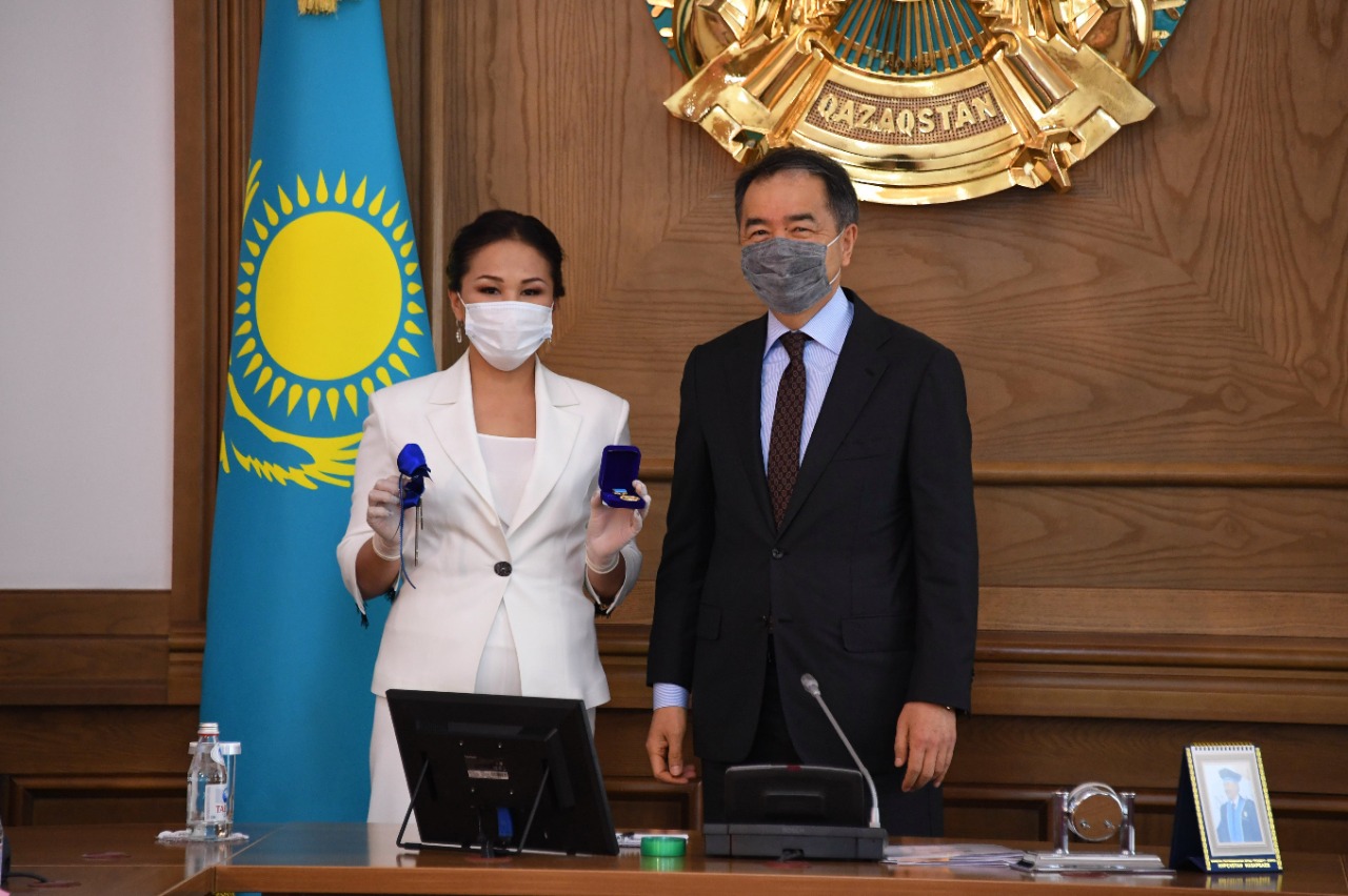 Алматыда "Жыл мұғалімі" байқауының жеңімпазына пәтер кілті тапсырылды