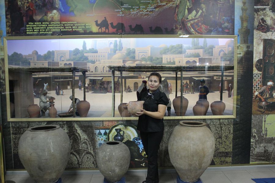 Сөредегі құмыралар сөйлесе...