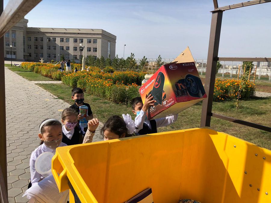 «ЭкоАсар» марафоны: аз қамтылған отбасы балаларына ноутбук сыйлады