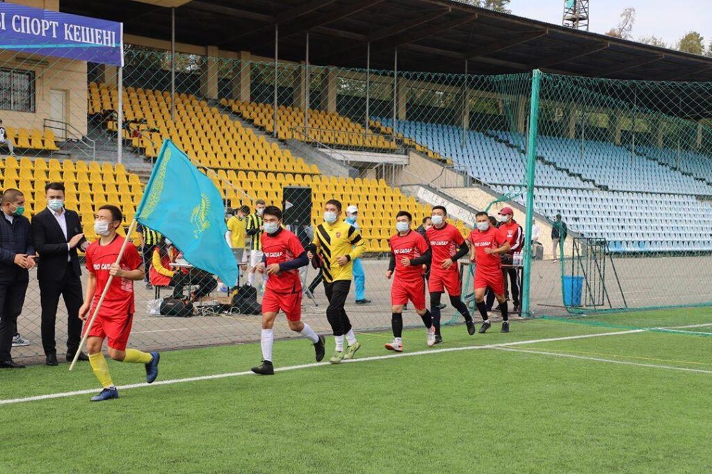 Базардағы жастар жасыл алаңда жолықты