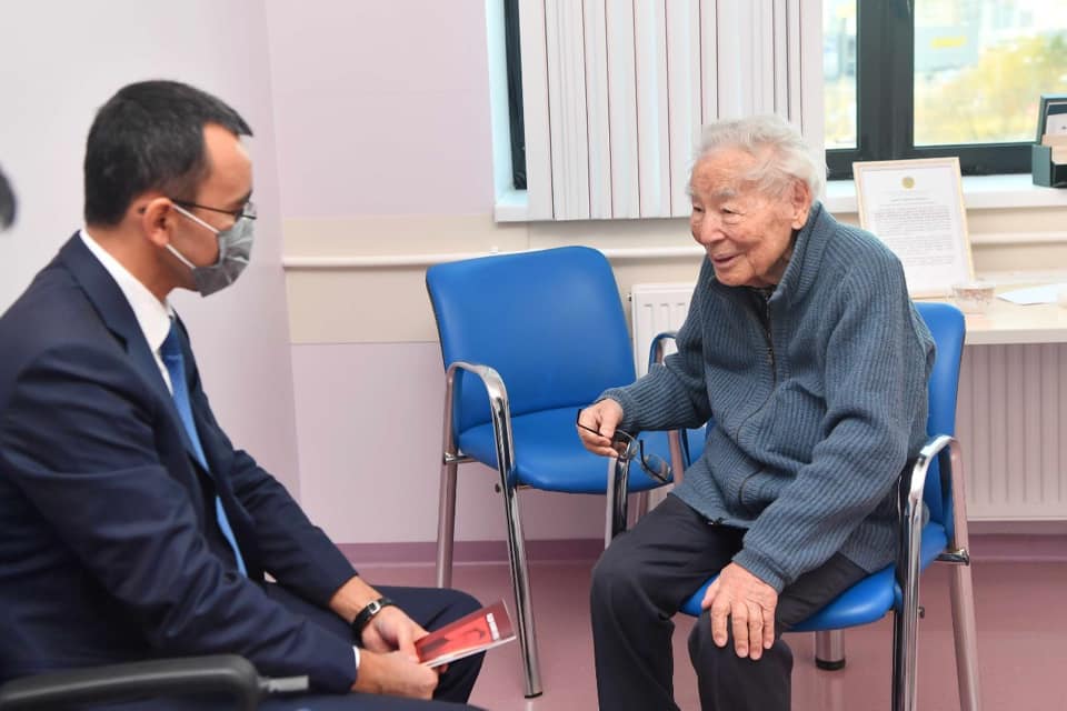 Мәулен Әшімбаев ауруханада жатқан Әбдіжәміл Нұрпейісовтің көңілін сұрады