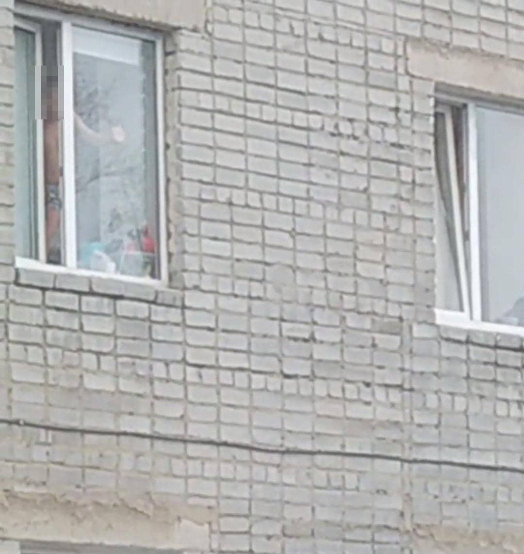 Терезеде ойнап отырған балалар өз өміріне қауіп төндіреді