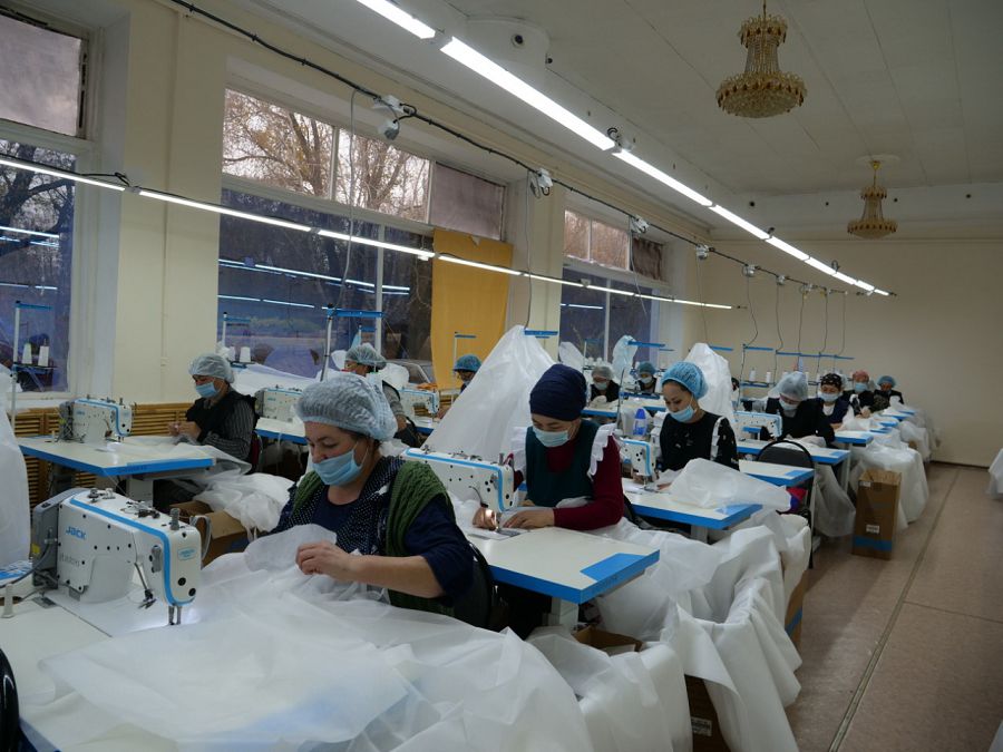 Айына 400 мың дана бетперде тігеді