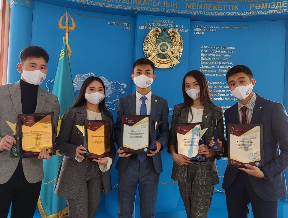 Жастарға жарқыраған жарасады