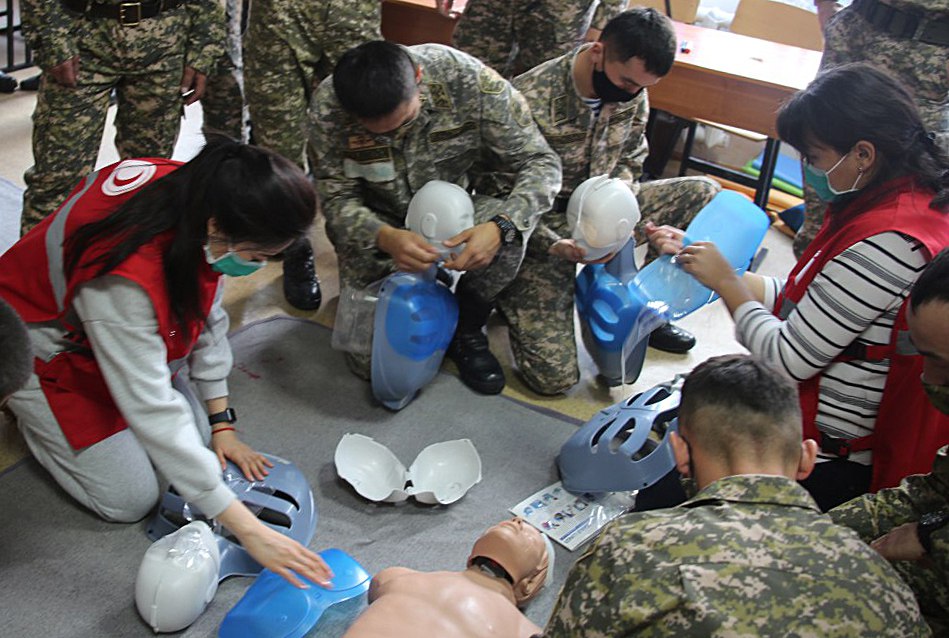 Қызыл Крест нұсқаушылары әскери дәрігерлерге тренинг өткізуде