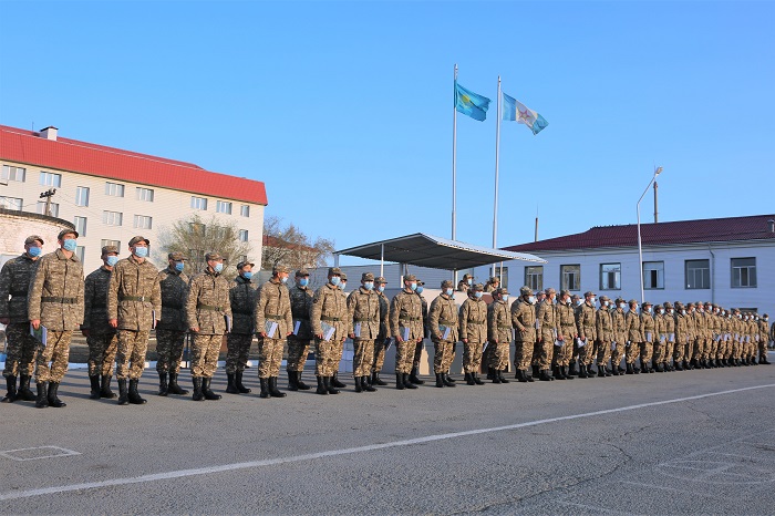 Атырауда әскерде болған сарбаздар отбасына оралды