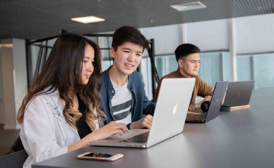 Компаниялар мен студенттер арасындағы әріптестік