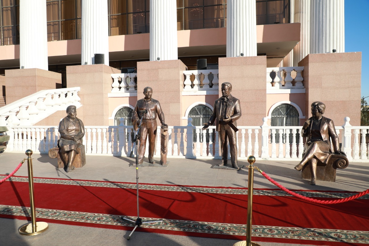 Атырауда театр тарландарының ескерткіші ашылды