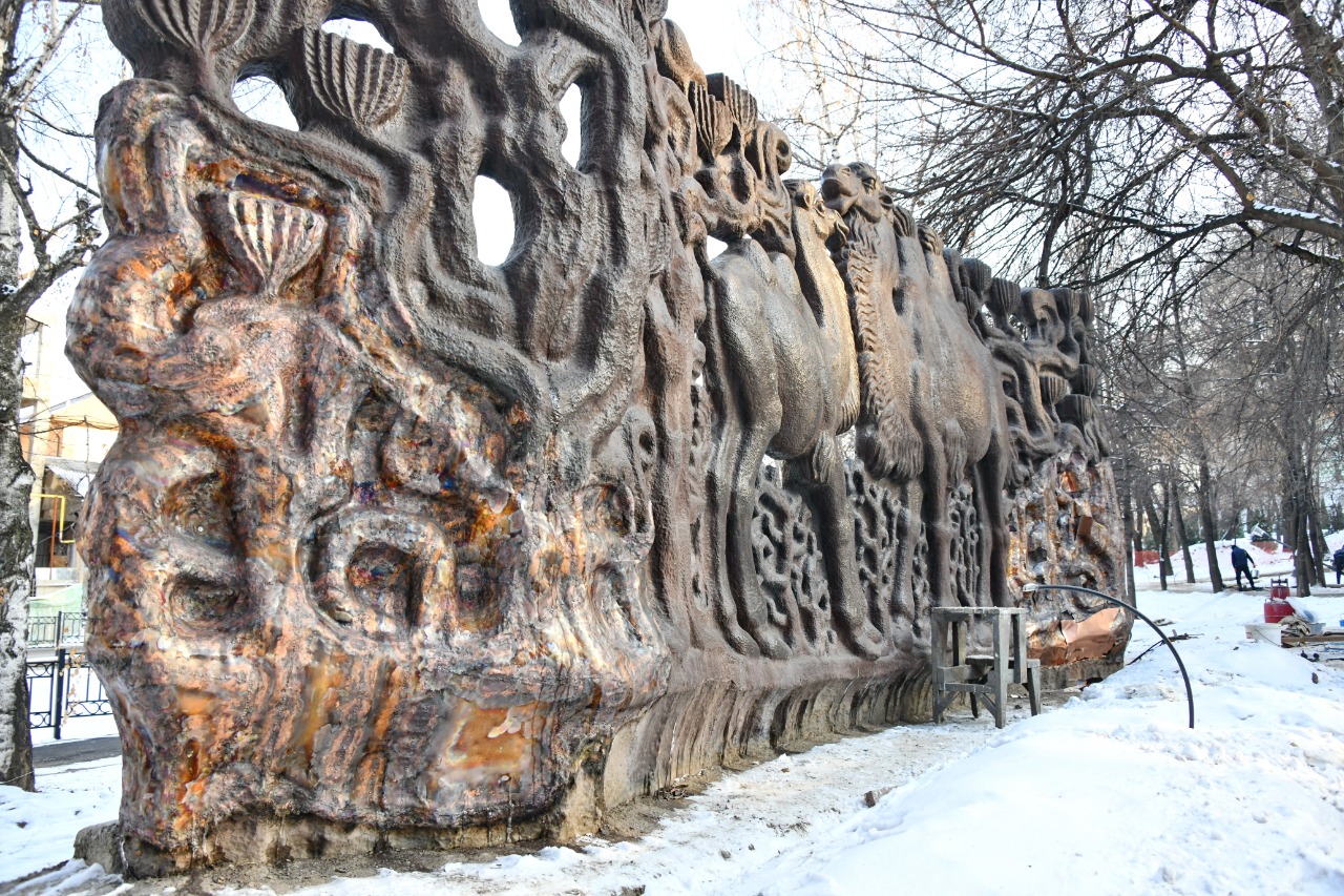 "Түйелер" декоративті-бедерлі панно қалпына келтірілуде