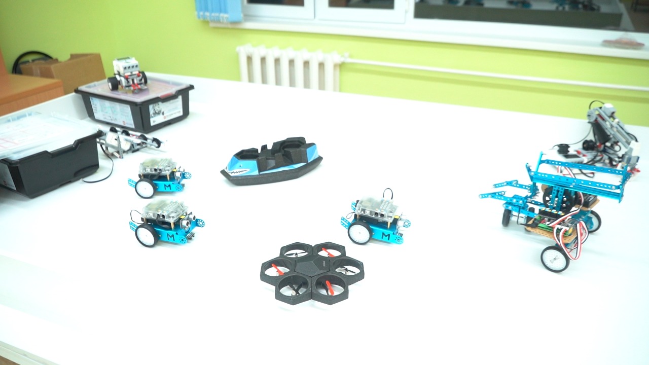 Атырауда ауыл балалары робот құрастырып, дрон ұшырып жүр