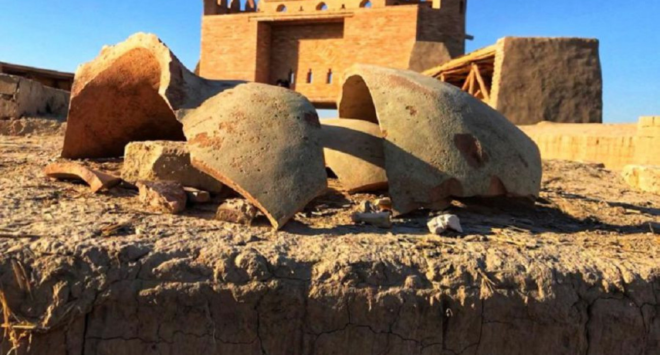 Жамбастары кең жалаңаш егде жастағы әйелдер