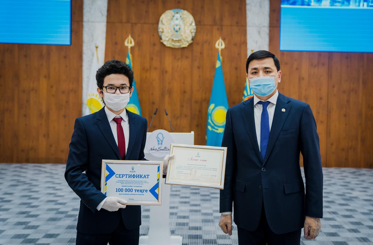 Алтай Көлгінов мектеп оқушыларына ақшалай сертификаттар табыстады