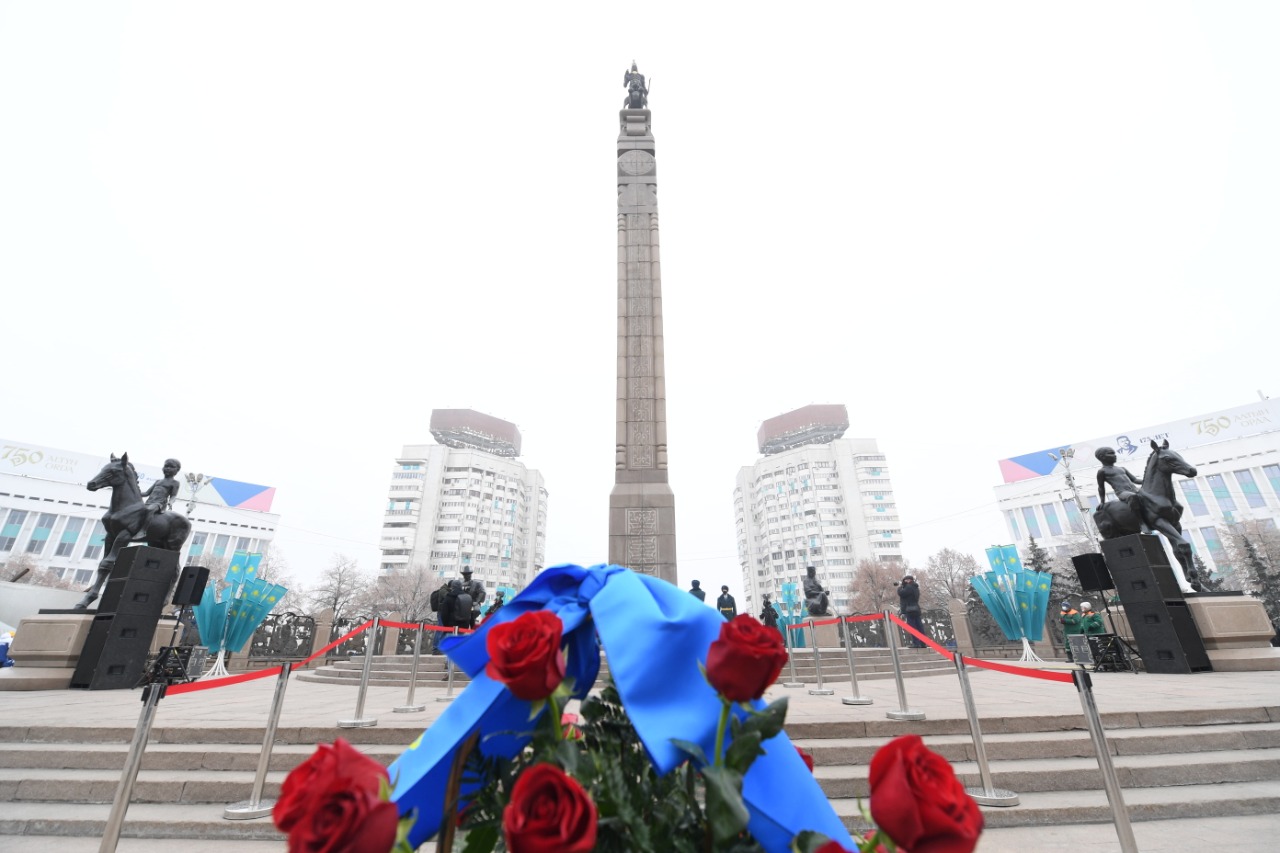 Алматы әкімі Б. Сағынтаев «Тәуелсіздік» монументіне гүл шоқтарын қойды
