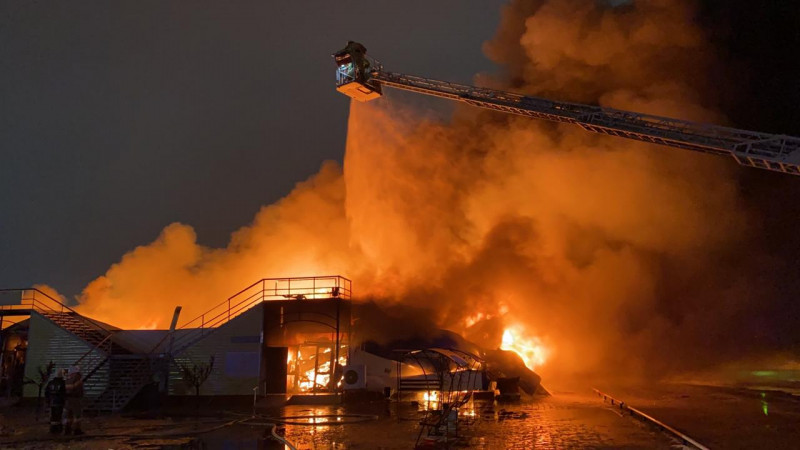 Атыраудағы «Дина» базары өртенді