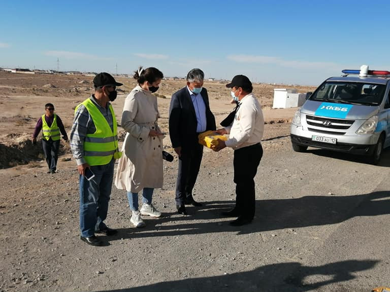 Шекті шамадан артық жүк артқан ауыр көліктер асфальт жолдарды бүлдіруде