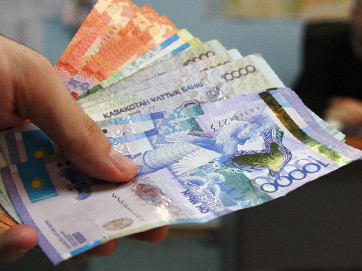 Атыраудың тұрғындары 300 млн теңгесін алаяққа берген