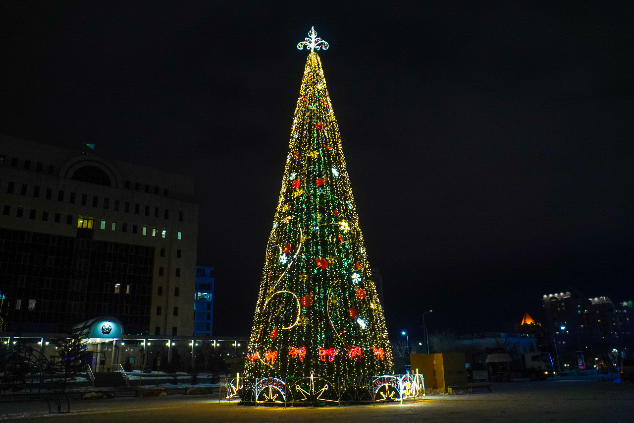 Нұр-Сұлтанда қаланың әр жеріне 33 жаңа жылдық шырша орнатылды