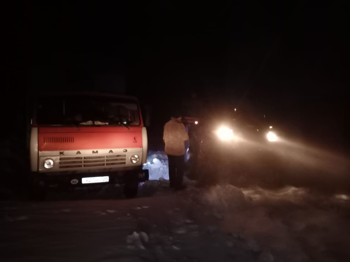 ШҚО құтқарушылары «Алматы-Өскемен» тас жолында қалып қойғандарға көмек көрсетті