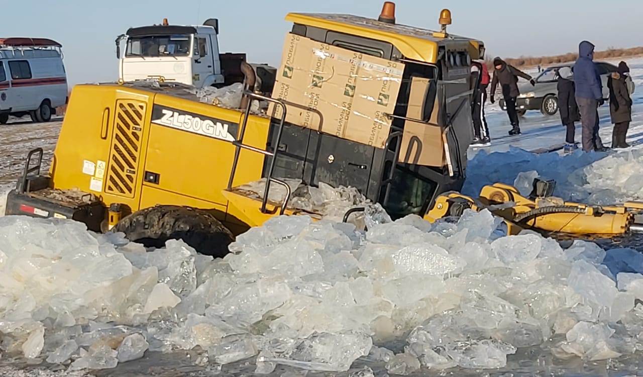 Атырауда каналға батқан жүк тиегіш көлік шығарылды