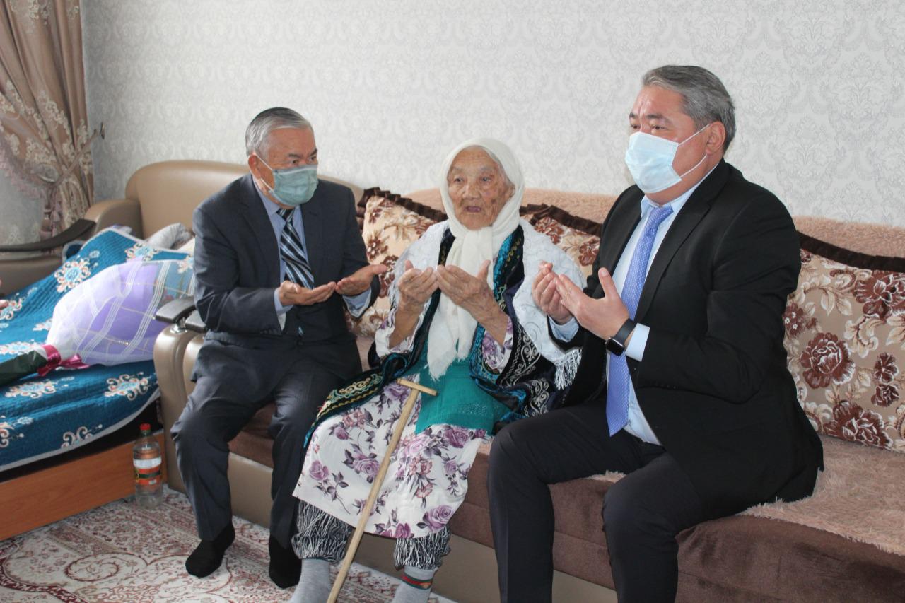 Жасы жүзден асқан әже сайлауда дауыс берді