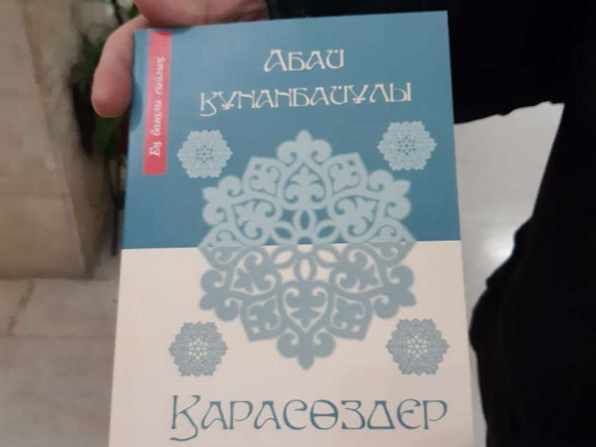 Бірінші дауыс берген сайлаушға һакім Абайдың кітабы сыйлыққа берілді