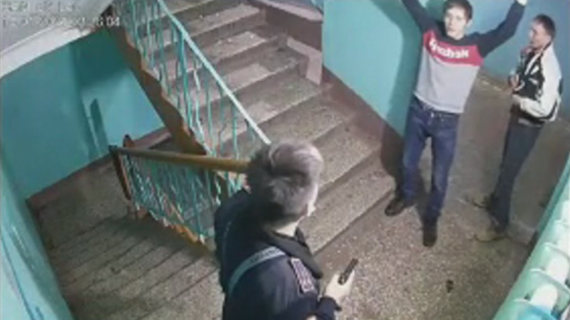 Петропавлда полицеймен төбелескен жігіттердің әрекеті видеоға түсіп қалды