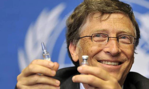 Билл Гейтс коронавирус вакцинасының алғашқы дозасын салдырды