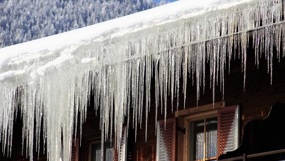 Шатырдағы мұз сүңгілері құлап, 11 жастағы бала көз жұмды