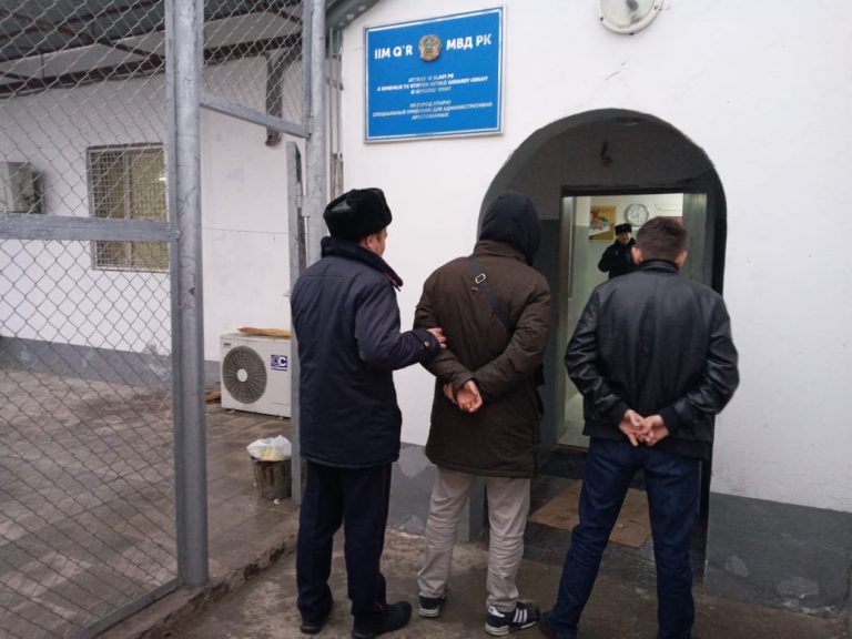 Атырауда түрмеге телефон өткізбек болғандар қамалды