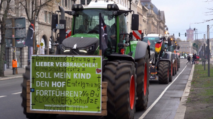 Германия шаруалары трактормен шеруге шықты