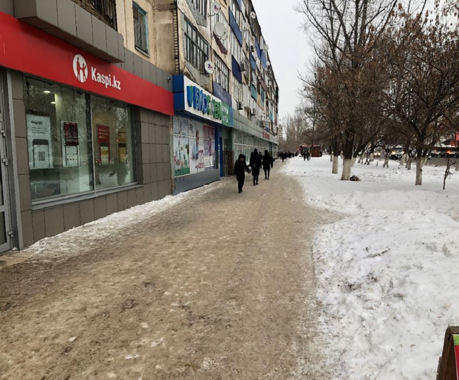 Қалада қар борайды...