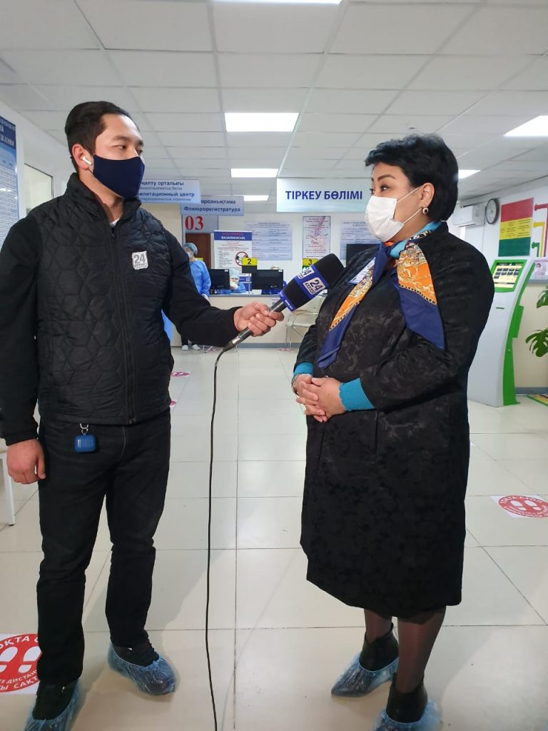 Атырауда облыс әкімінің орынбасары вакцина салдырды