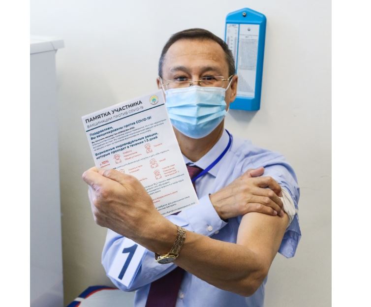 Қызылорда облысы әкімінің орынбасары өңірде алғашқы болып вакцина салдырды