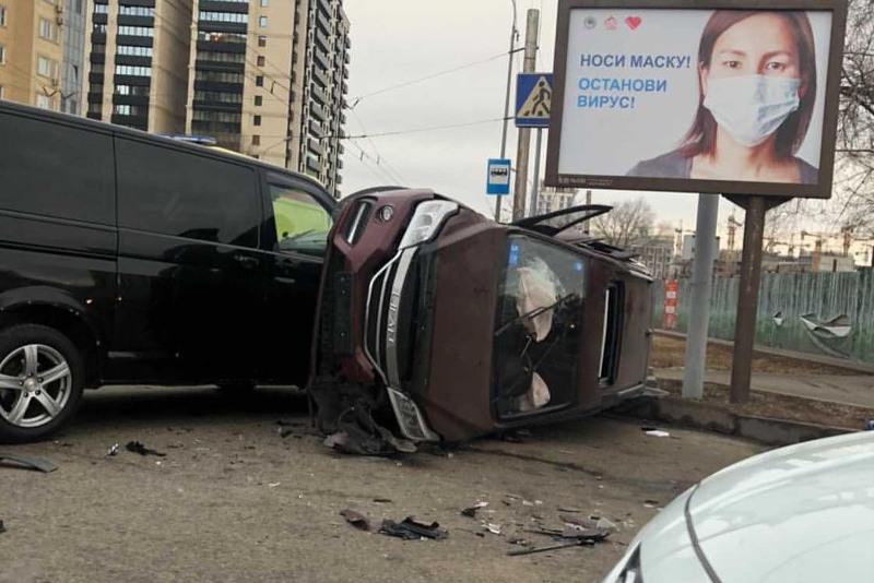 Жантүршігерлік оқиға: Алматы орталығында автокөлік аударылып, жолаушы зардап шекті