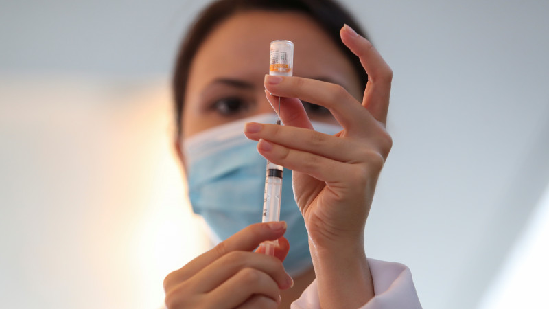 Атырауда вакцина алғандар 800 адамнан асты