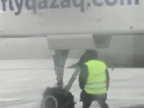 Тергеу ісі басталды: Qazaq Air ұшағының шассиі қайта-қайта жарылған