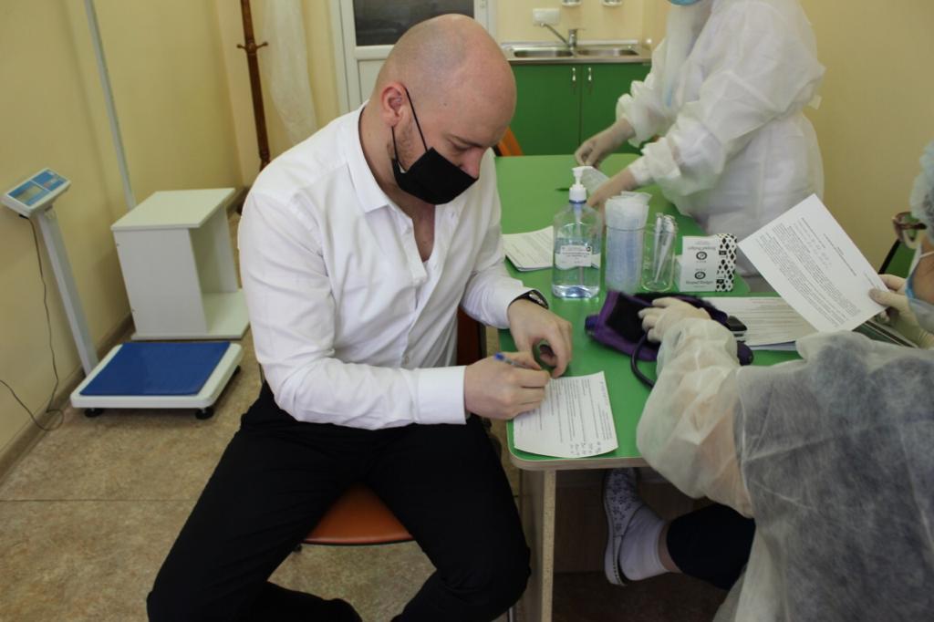 Алматы мәслихатының депутаттары COVID-19 вирусына қарсы вакцина салдырды