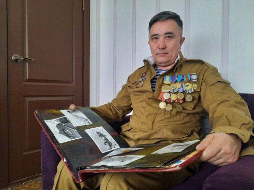 Құмды даладағы мұңды бозбала