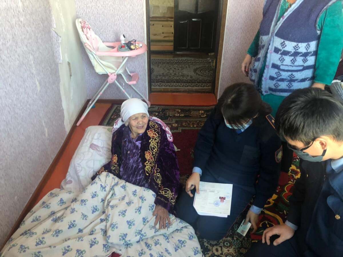 Созақ ауданының 101 жастағы тұрғынына жаңа жеке куәлік жасалды