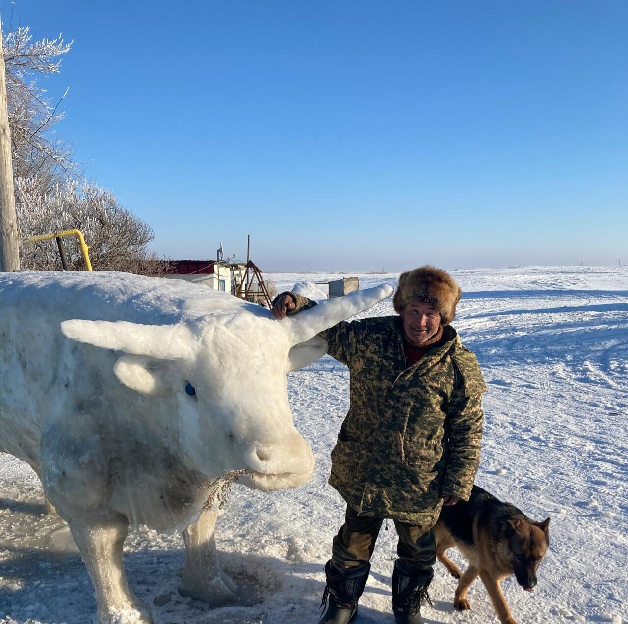 Электрдәнекерлеуші мұздан мүсін тұрғызды