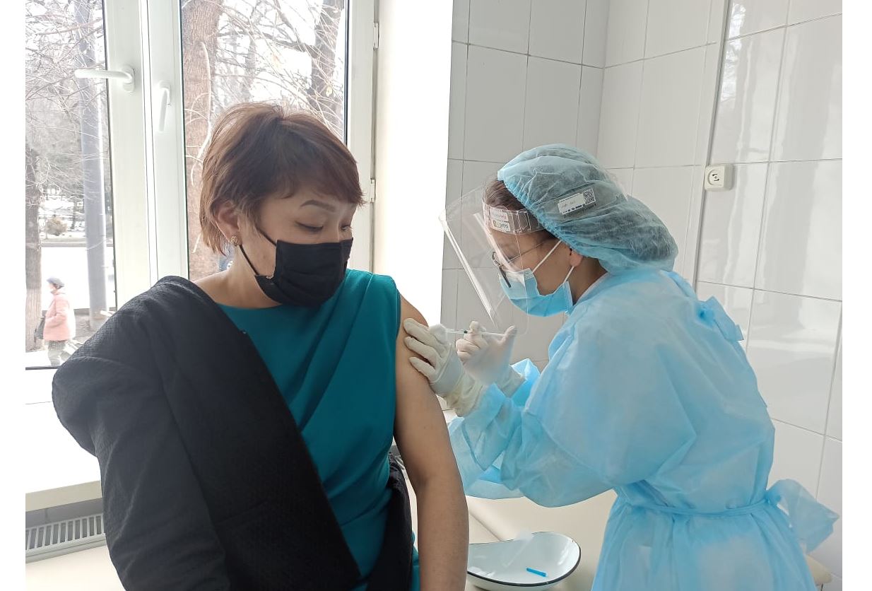 Алматының санитарлық дәрігерлері коронавирус ревакцинациясын жалғастырып жатыр