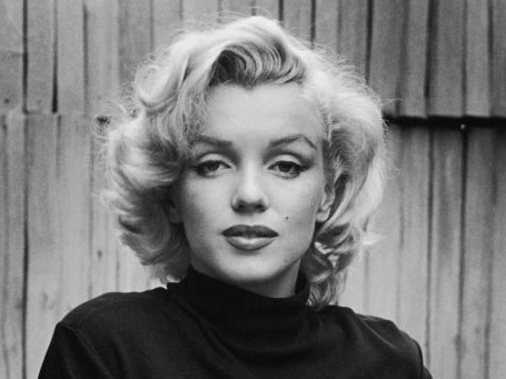 Дик сауулардың арасында отырады