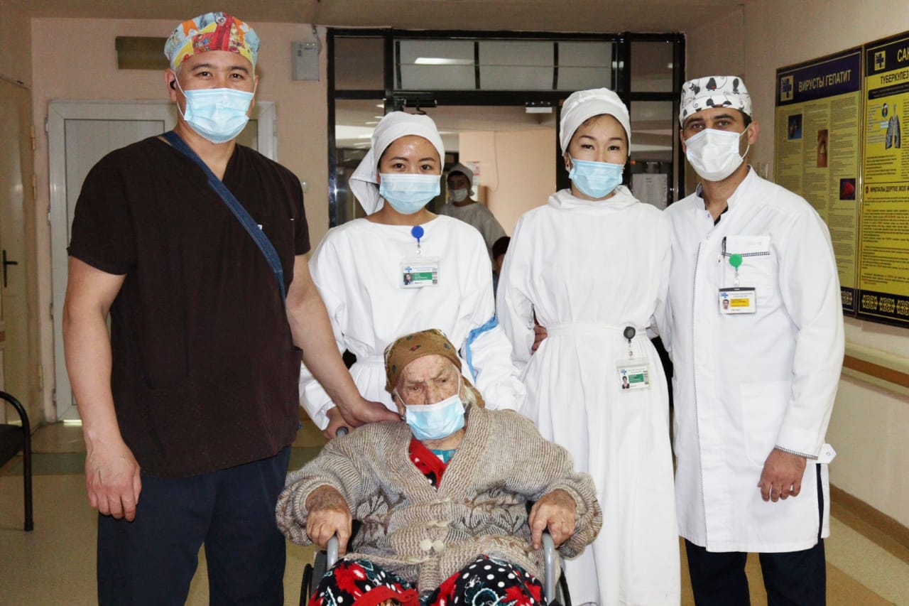 Алматы хирургтары 101 жастағы кейуанаға ота жасады