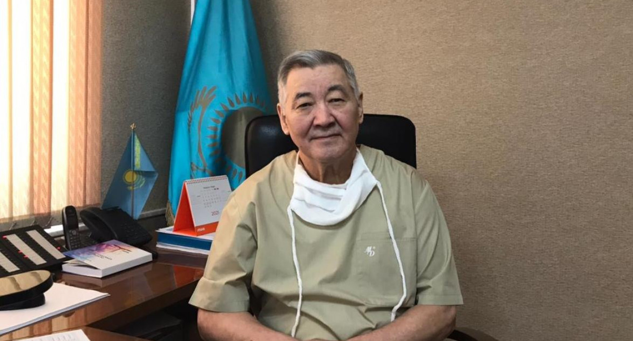 Әйел шұлықтағы аяғымен арбады