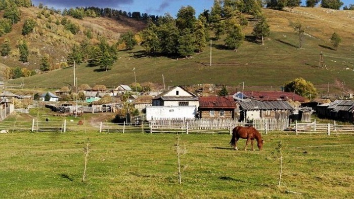 Ауылда тұрса да – ақсаусақ