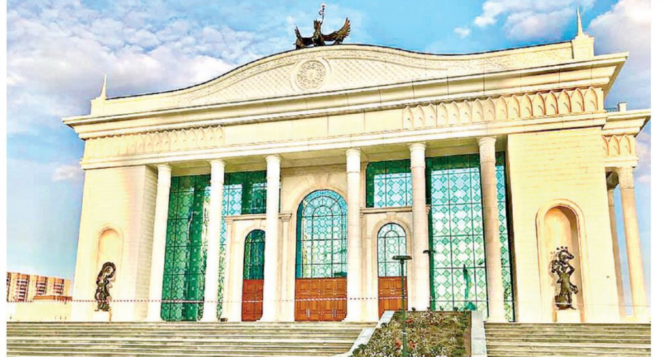 Сахнада бəрін қағып алады