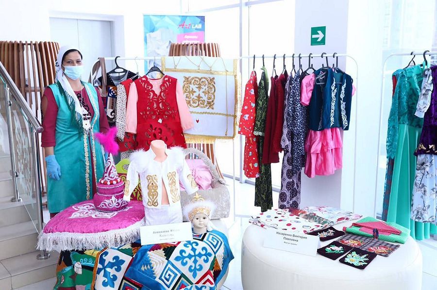 Тігін машинасын алып, табыс табуға кірісті