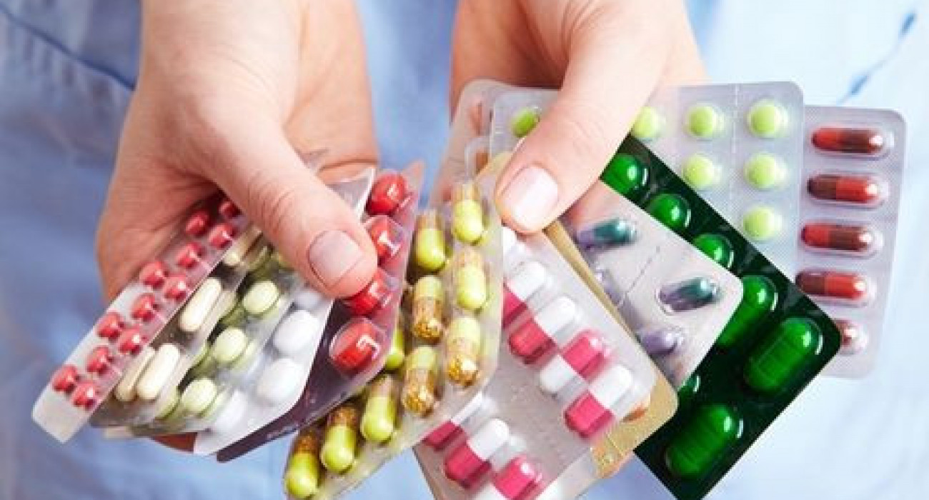 Жалаңаш және Салтықованың суреті Клиторальды капюшонды пирсинг