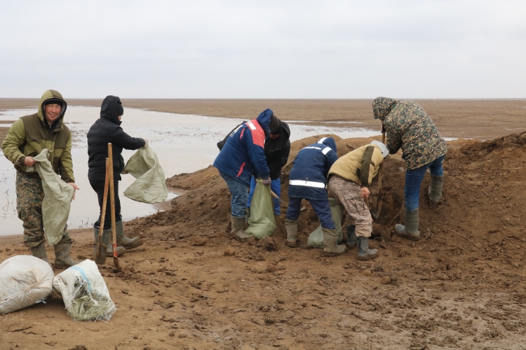 Қазталовта қар суын жинап алды